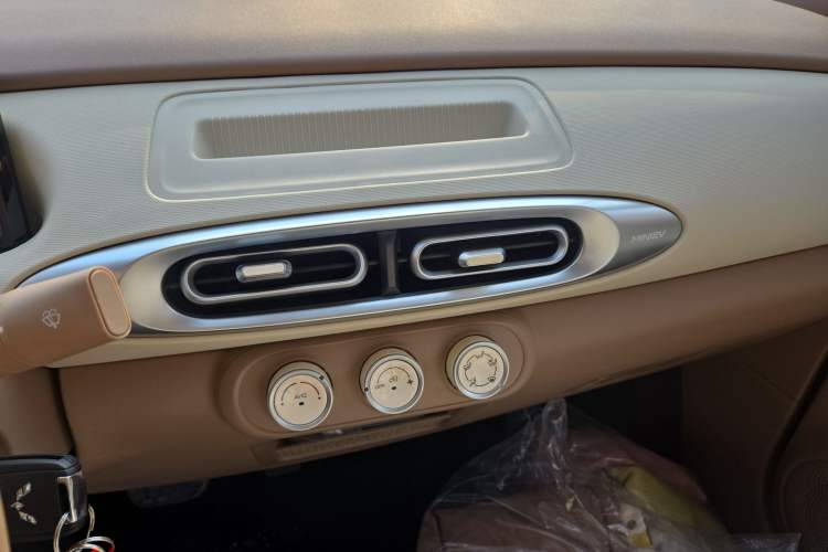 Used Wuling Hongguang MINIEV 2025 Four-Door Version Advanced Edition Audio And AC Panel