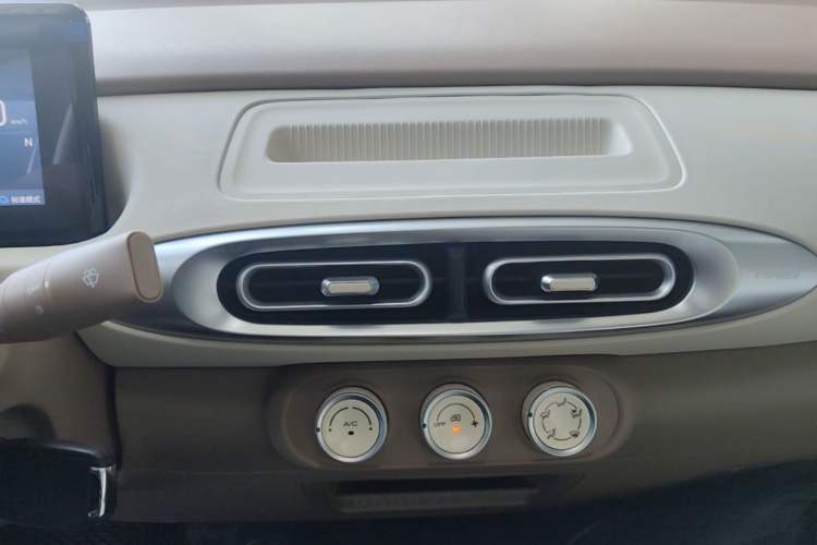 Used Wuling Hongguang MINIEV 2025 Four-Door Version Advanced Edition Audio And AC Panel