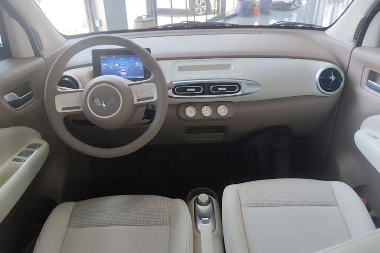 Used Wuling Hongguang MINIEV 2025 Four-Door Version Advanced Edition Center Console