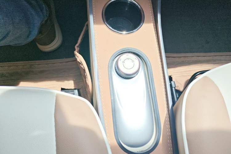 Used Wuling Hongguang MINIEV 2025 Four-Door Version Advanced Edition Gear Lever