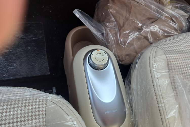 Used Wuling Hongguang MINIEV 2025 Four-Door Version Advanced Edition Gear Lever