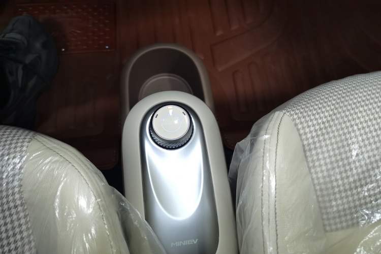 Used Wuling Hongguang MINIEV 2025 Four-Door Version Advanced Edition Gear Lever