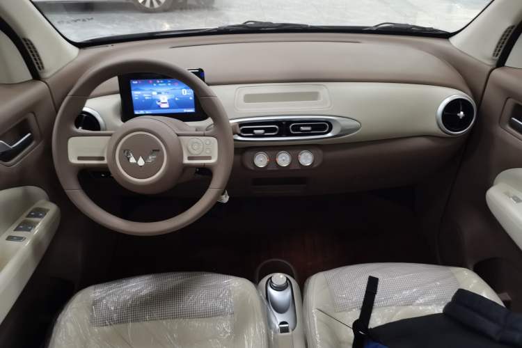 Used Wuling Hongguang MINIEV 2025 Four-Door Version Advanced Edition Interior 2