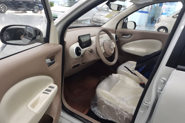 Used Wuling Hongguang MINIEV 2025 Four-Door Version Advanced Edition Interior 3