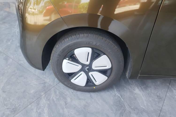 Used Wuling Hongguang MINIEV 2025 Four-Door Version Advanced Edition Left Front Wheel Hub