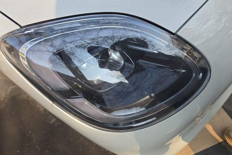 Used Wuling Hongguang MINIEV 2025 Four-Door Version Advanced Edition Right Front Headlight
