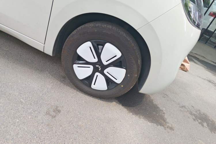 Used Wuling Hongguang MINIEV 2025 Four-Door Version Advanced Edition Right Front Wheel Hub