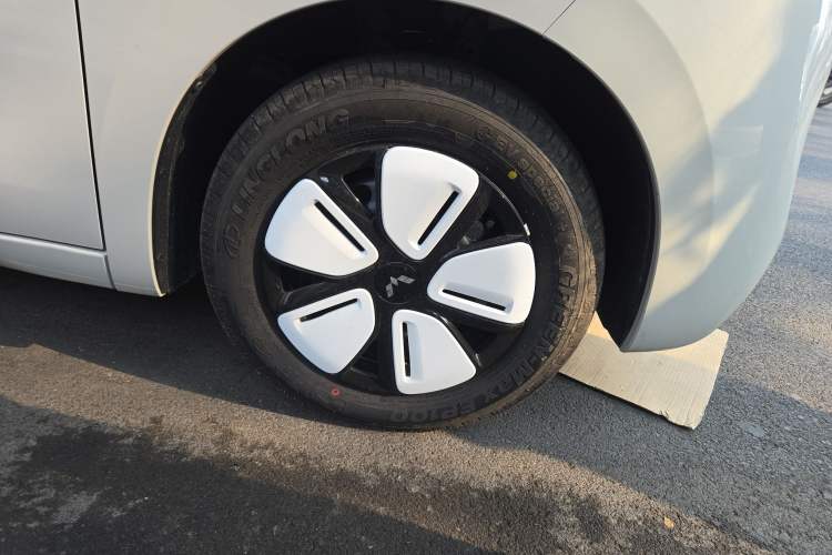 Used Wuling Hongguang MINIEV 2025 Four-Door Version Advanced Edition Right Front Wheel Hub