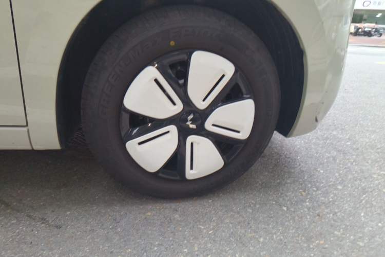 Used Wuling Hongguang MINIEV 2025 Four-Door Version Advanced Edition Right Front Wheel Hub