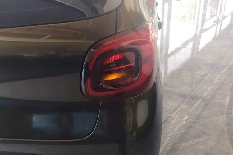 Used Wuling Hongguang MINIEV 2025 Four-Door Version Advanced Edition Right Rear Taillight
