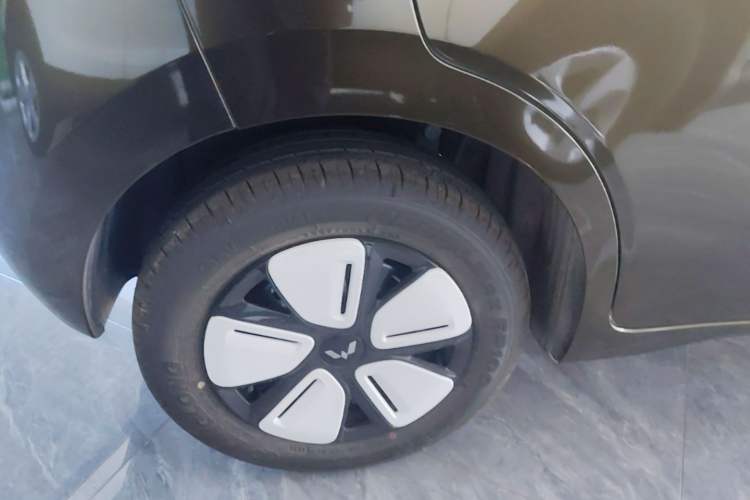 Used Wuling Hongguang MINIEV 2025 Four-Door Version Advanced Edition Right Rear Wheel Hub
