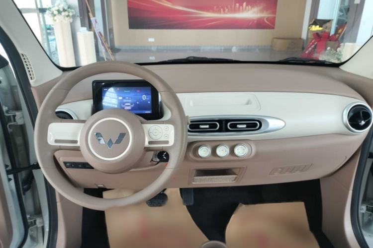 Used Wuling Hongguang MINIEV 2025 Four-Door Version Advanced Edition Interior 2