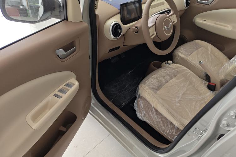 Used Wuling Hongguang MINIEV 2025 Four-Door Version Advanced Edition Interior 2