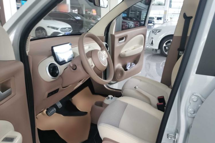 Used Wuling Hongguang MINIEV 2025 Four-Door Version Advanced Edition Interior 6