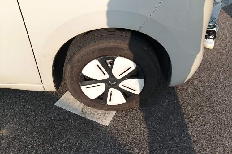 Used Wuling Hongguang MINIEV 2025 Four-Door Version Zhenxiang+ Edition Right Front Wheel Hub