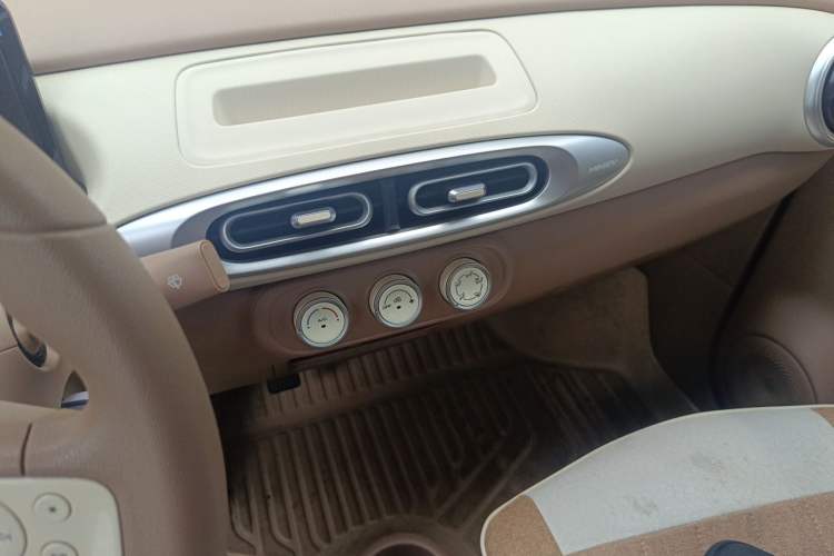 Used Wuling Hongguang MINIEV 2025 Four-Door Version Advanced Edition Audio And AC Panel