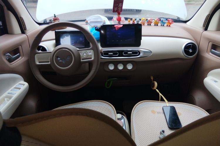 Used Wuling Hongguang MINIEV 2025 Four-Door Version Zhenxiang+ Edition Center Console