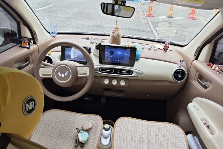 Used Wuling Hongguang MINIEV 2025 Four-Door Version Zhenxiang+ Edition Center Console