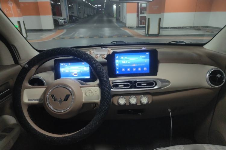 Used Wuling Hongguang MINIEV 2025 Four-Door Version Zhenxiang+ Edition Center Console
