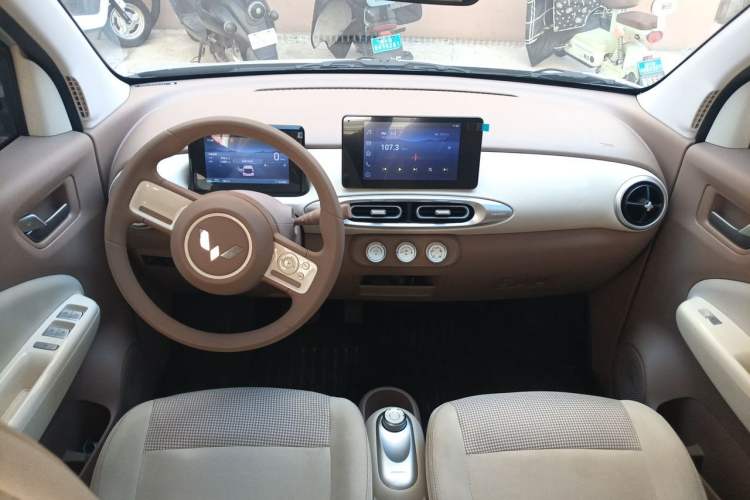 Used Wuling Hongguang MINIEV 2025 Four-Door Version Zhenxiang+ Edition Center Console