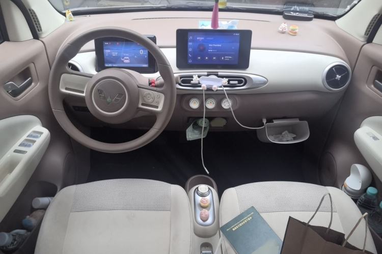 Used Wuling Hongguang MINIEV 2025 Four-Door Version Zhenxiang+ Edition Center Console