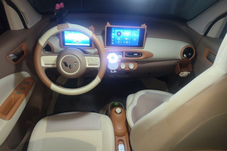 Used Wuling Hongguang MINIEV 2025 Four-Door Version Zhenxiang+ Edition Center Console