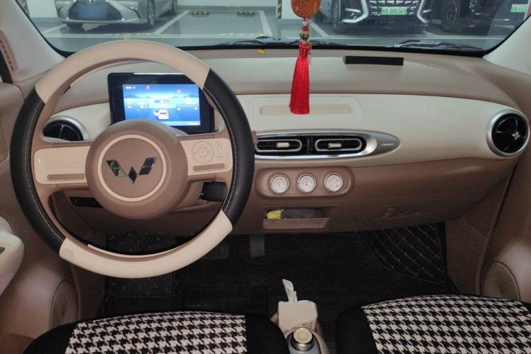 Used Wuling Hongguang MINIEV 2025 Four-Door Version Advanced Edition Center Console