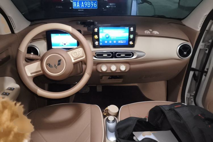 Used Wuling Hongguang MINIEV 2025 Four-Door Version Zhenxiang+ Edition Center Console