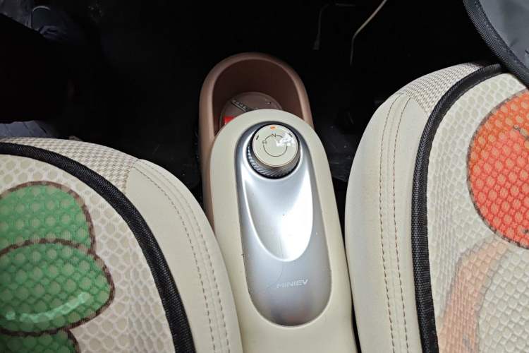 Used Wuling Hongguang MINIEV 2025 Four-Door Version Advanced Edition Gear Lever