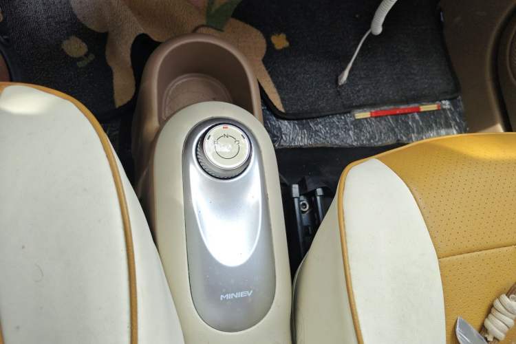 Used Wuling Hongguang MINIEV 2025 Four-Door Version Advanced Edition Gear Lever