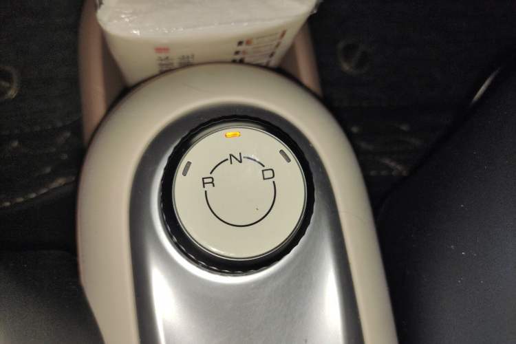 Used Wuling Hongguang MINIEV 2025 Four-Door Version Advanced Edition Gear Lever