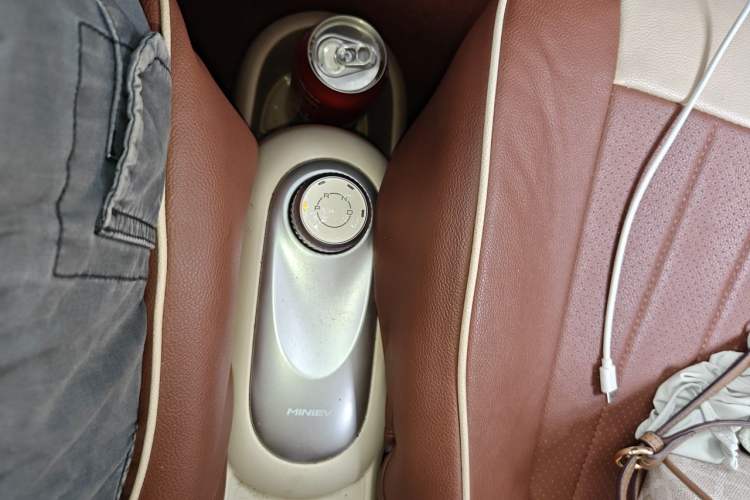 Used Wuling Hongguang MINIEV 2025 Four-Door Version Premium Edition Gear Lever