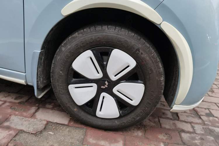 Used Wuling Hongguang MINIEV 2025 Four-Door Version Zhenxiang+ Edition Right Front Wheel Hub