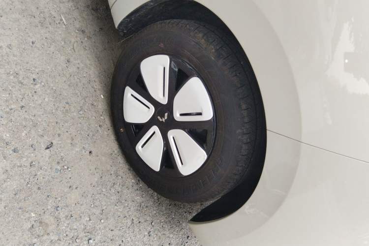 Used Wuling Hongguang MINIEV 2025 Four-Door Version Zhenxiang+ Edition Right Front Wheel Hub