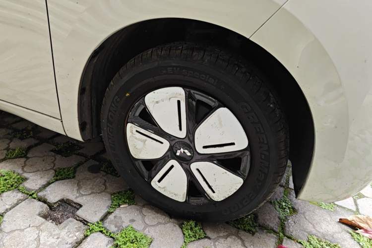 Used Wuling Hongguang MINIEV 2025 Four-Door Version Advanced Edition Right Front Wheel Hub