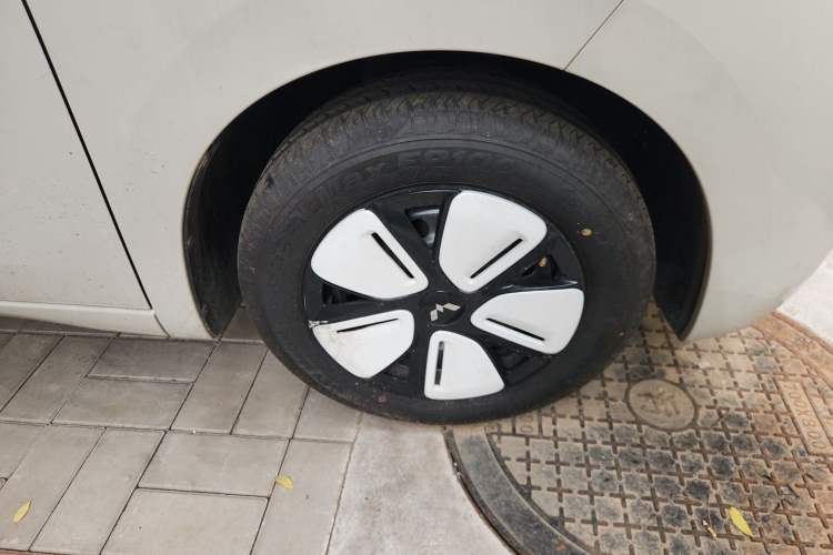 Used Wuling Hongguang MINIEV 2025 Four-Door Version Zhenxiang+ Edition Right Front Wheel Hub