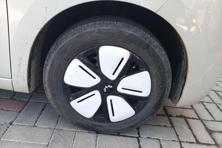 Used Wuling Hongguang MINIEV 2025 Four-Door Version Zhenxiang+ Edition Right Front Wheel Hub