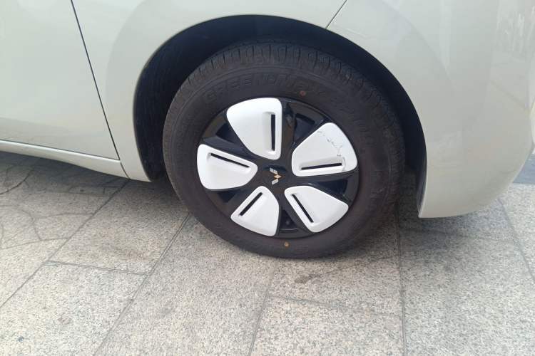 Used Wuling Hongguang MINIEV 2025 Four-Door Version Advanced Edition Right Front Wheel Hub