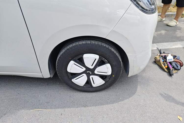 Used Wuling Hongguang MINIEV 2025 Four-Door Version Advanced Edition Right Front Wheel Hub