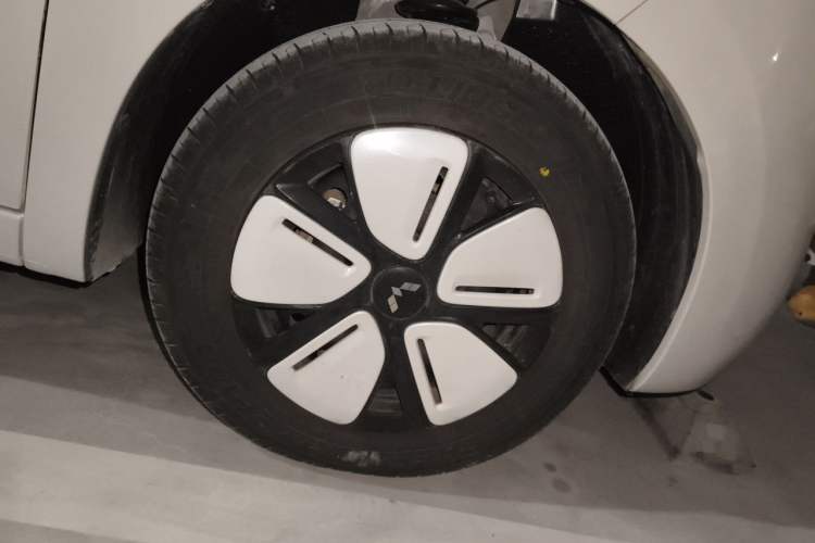 Used Wuling Hongguang MINIEV 2025 Four-Door Version Zhenxiang+ Edition Right Front Wheel Hub