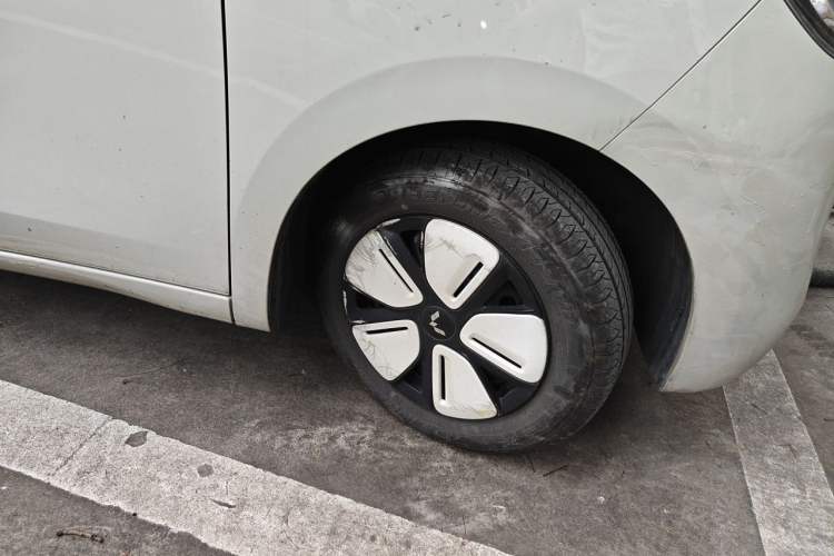 Used Wuling Hongguang MINIEV 2025 Four-Door Version Premium Edition Right Front Wheel Hub