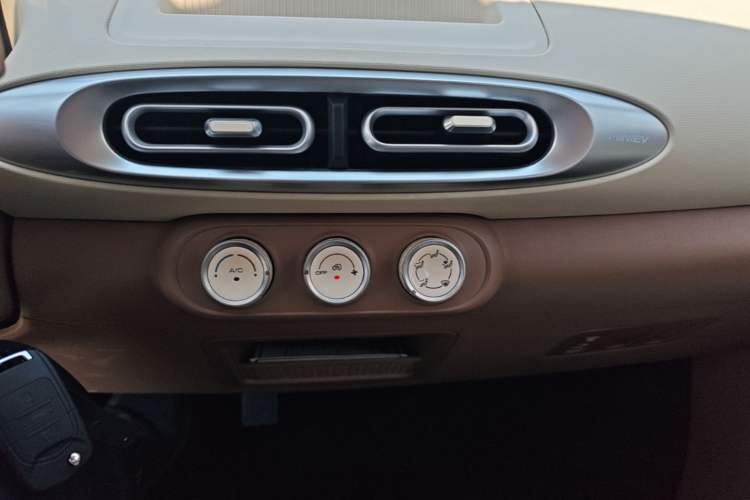 Used Wuling Hongguang MINIEV 2025 Four-Door Version Advanced Edition Audio And AC Panel