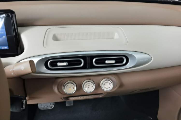 Used Wuling Hongguang MINIEV 2025 Four-Door Version Advanced Edition Audio And AC Panel