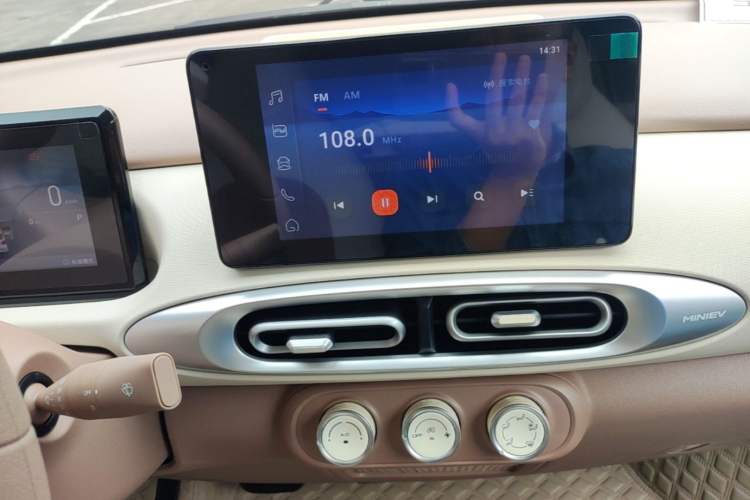 Used Wuling Hongguang MINIEV 2025 Four-Door Version Zhenxiang+ Edition Audio And AC Panel