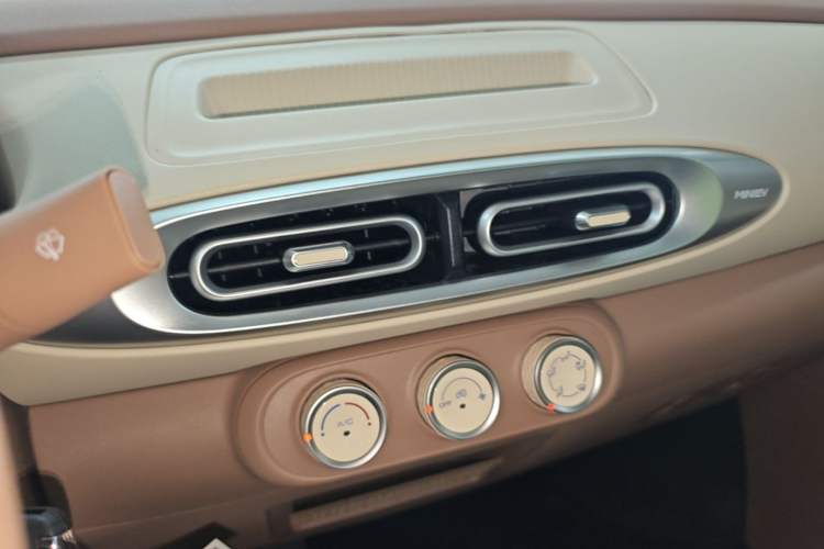 Used Wuling Hongguang MINIEV 2025 Four-Door Version Advanced Edition Audio And AC Panel