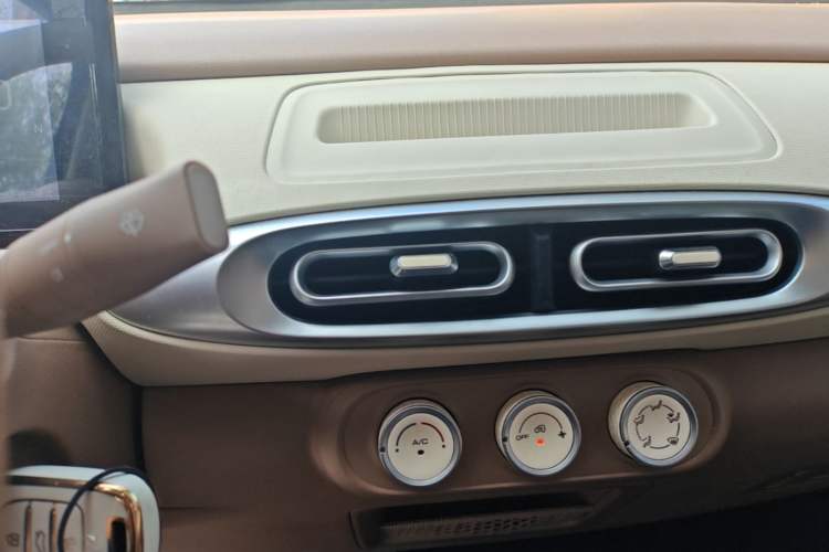 Used Wuling Hongguang MINIEV 2025 Four-Door Version Advanced Edition Audio And AC Panel