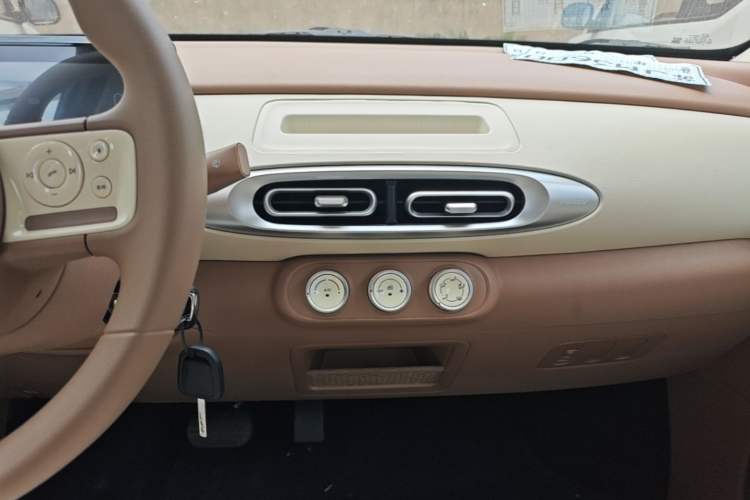 Used Wuling Hongguang MINIEV 2025 Four-Door Version Advanced Edition Audio And AC Panel