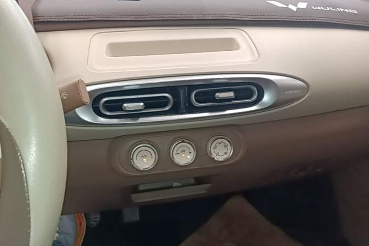 Used Wuling Hongguang MINIEV 2025 Four-Door Version Advanced Edition Audio And AC Panel