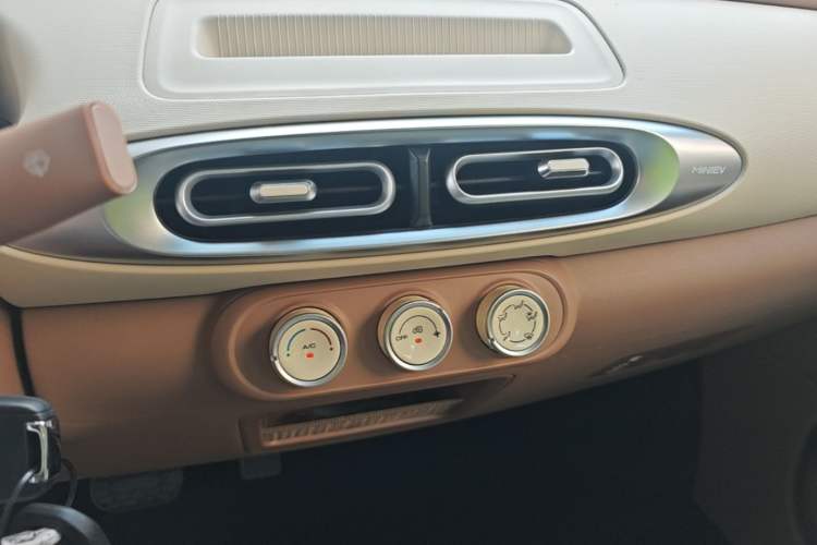 Used Wuling Hongguang MINIEV 2025 Four-Door Version Advanced Edition Audio And AC Panel