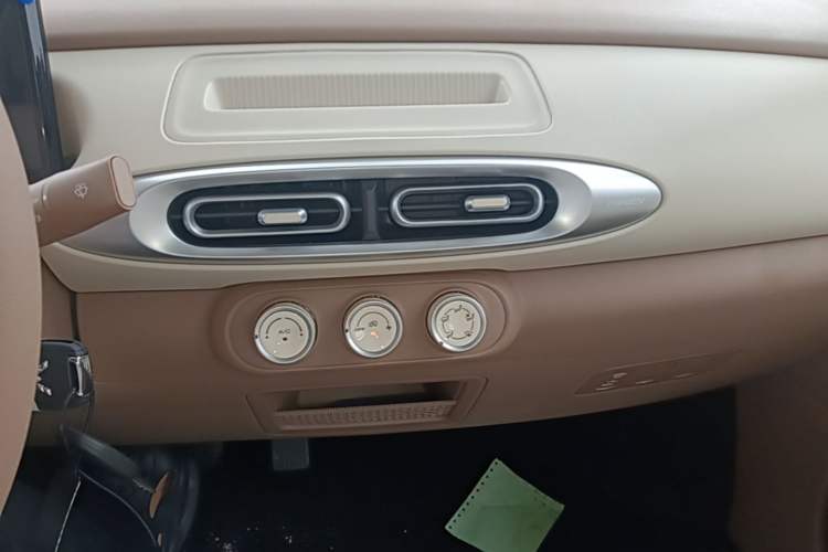 Used Wuling Hongguang MINIEV 2025 Four-Door Version Advanced Edition Audio And AC Panel